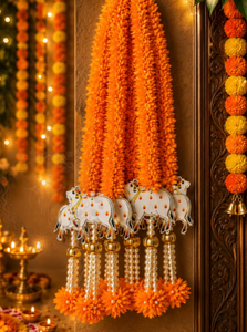 Guirlande murale traditionnelle de Diwali avec motif de vache en papier, guirlande de fleurs de souci orange, pompons, décoration d'entrée intérieure - Product Image 5
