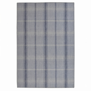 Tapis antidérapant DECORDEC en laine tissée plate, gris ardoise et bleu marine, à motif écossais moderne, pour salon, chambre et intérieurs d'hôtel - Product Image 1