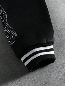 เสื้อแจ็คเก็ตวาร์ซิตี้สีดำสำหรับผู้ชาย กระดุมแป๊ก คอริบบ์ แขนลายกราฟิกเปลวไฟ สไตล์บอมเบอร์ สตรีทแวร์ เสื้อคลุม - Product Image 4