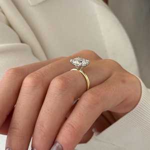Anillo Solitario de Diamante Cultivado en Laboratorio de 4 Quilates, Corte Brillante Redondo, E VVS2, Anillo de Compromiso con Garras Blancas de Dos Tonos, Certificado IGI - Product Image 4