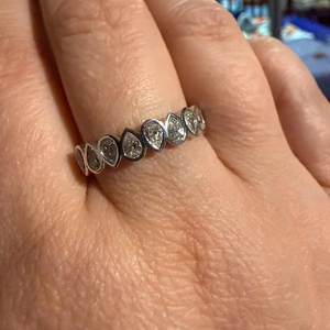 Bague d'éternité minimaliste sertie de diamants, bague de mariage en diamant de laboratoire en forme de poire, bague empilable délicate, bague d'anniversaire en or 14 carats - Product Image 6