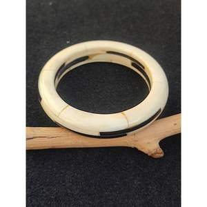 Brazaletes de Mujer Hechos a Mano con Resina y Madera de Primera Calidad, Elegantes Accesorios de Joyería - Product Image 3