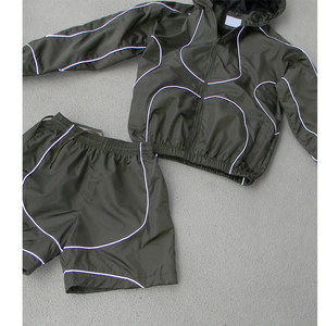 ชุดเซ็ตเสื้อฮู้ดและกางเกงขาสั้นผู้ชายแบบสองชิ้น ผ้าไนลอน รักษ์โลก สไตล์ลำลอง สตรีทแวร์ สำหรับฤดูร้อน สีพื้น - Product Image 5