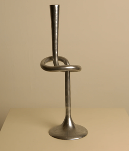Porte-bougie conique moderne en métal argenté, design abstrait sculptural avec boucle, pour décoration de table, étagère et cheminée - Product Image 1