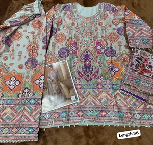 Dhwaja Export Crep Silk Taille Unique, Ensemble Cousu avec Impression Numérique et Broderie Aari - Product Image 4