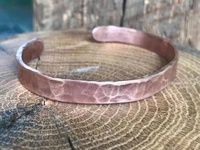 Bracelet manchette artisanal en cuivre pur massif martelé, style antique, artisanat métallique plat, rustique, forgé, bijoux de guérison pour hommes et femmes, OEM de haute qualité