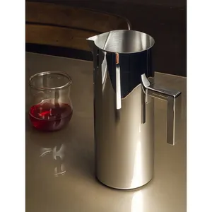 Carafe en métal de luxe, finition antique artisanale, pichet à eau pour la maison moderne, la restauration, l'hôtellerie, la décoration, service en chambre d'hôtel de luxe - Product Image 2
