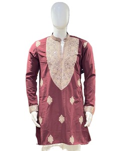 Kurta en soie bordeaux pour homme, broderie dorée, col en V, tenue de mariage moderne, Inde Pakistan, longueur genou, coupe ample, extensible, séchage rapide - Product Image 3
