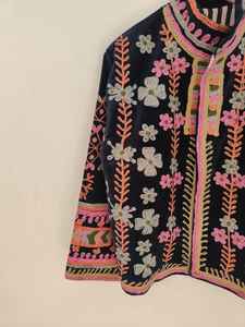 Veste en velours bleu brodée à la main Suzani pour femmes, style bohème vintage, veste Suzani à fleurs colorées, cadeau parfait - Product Image 3