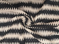 Tissu en crochet noir et blanc en gros, motif chevron rayé horizontal épais pour vêtements et articles d'ameublement