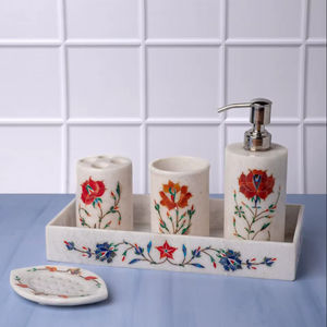 Ensemble de salle de bain moderne en marbre incrusté fait à la main avec un design floral Distributeur de savon Porte-brosse à dents et plateau - Pièce de décoration d'intérieur élégante - Product Image 1