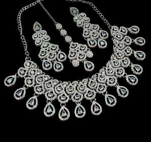 Conjunto nupcial de latón plateado con circonitas: collar choker, pendientes colgantes y tikka. Joyería étnica de alta calidad para boda, compromiso y aniversario. - Product Image 1