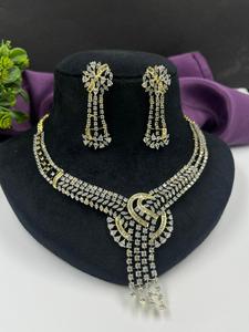 Conjunto de Joyería de Collar y Aretes con Diamantes CZ Dorados para Mujer |   Juego de Regalo de Aniversario de Moda India Hecho a Mano con Aleación de Rodio - Product Image 6