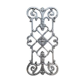 Barandal de escalera de hierro tradicional con diseño de volutas duradero, clásico, decorativo, artesanía en metal, escalera arquitectónica atemporal. - Product Image 1