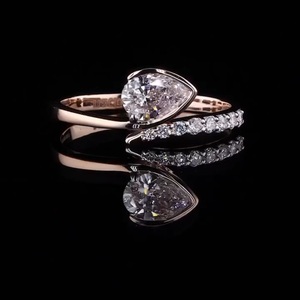 Bague de fiançailles pour femme en or blanc 14 carats avec diamant taille poire couleur D VVS1 et pierres latérales en diamant, style classique - Product Image 3