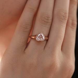 Anillo Romántico de Diamante Cultivado en Laboratorio de 1 Quilate, Oro Rosa de 14K, Forma de Corazón Rosa, Diseño de Banda Cónica con Engaste de Bisel, Regalo de Aniversario para Ella - Product Image 2