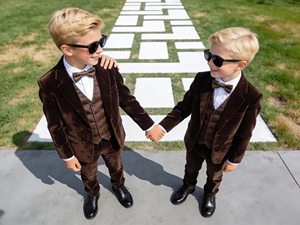 Costume formel en velours marron pour garçons, ensemble 3 pièces – Blazer, gilet et pantalon de luxe avec nœud papillon |   Costume de mariage et de fête pour enfants - Product Image 1