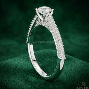 Bague de fiançailles Lumera Fine Jewellery en platine avec diamant rond et pierres latérales pavées, solitaire classique, bijoux pour femmes - Product Image 4