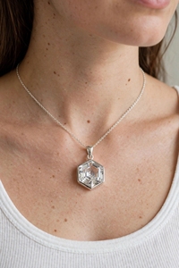 Collar con Colgante Hexagonal de Cuarzo Transparente Natural de 20MM, Latón Personalizado con Acabado en Oro, Plata y Oro Rosa, Joyería con Piedras Preciosas - Product Image 2