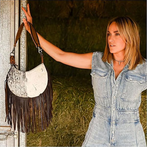 Bolso de Hombro de Cuero Vacuno Estilo Western para Mujer con Cierre de Cremallera, Diseño Único con Patrón Vintage y Plegable - Product Image 3