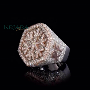 Bague Cocktail Homme en Argent 925 et Or 18K avec Moissanite Ronde Sertie Pavé, Design Flocon de Neige, Bijou Type Chevalière - Product Image 1