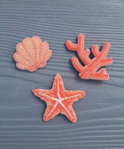 Broche de cuentas hecho a mano, decorativo para bufanda y blazer, a precio económico. - Product Image 3