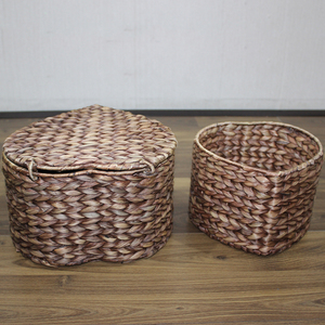 Panier de rangement artisanal en jacinthe d'eau avec couvercle, forme cœur, style bohème, pour l'organisation du salon - Product Image 4