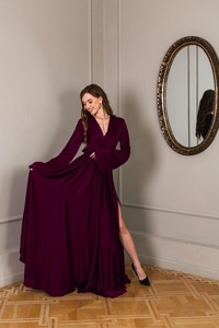 Robe longue en satin bordeaux pour femme, manches longues, col en V, fente haute, traîne fluide, élégante pour soirée, fête ou invitée de mariage - Product Image 2