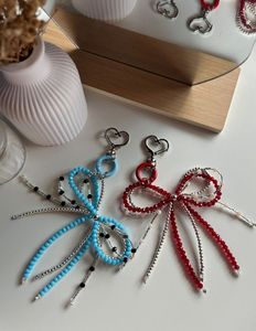 Porte-clés élégant brodé de perles avec des détails faits main pour sacs de mode, cadeaux et usage quotidien - Product Image 1