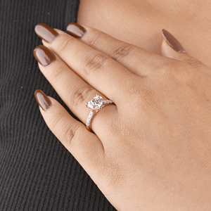 Bague de fiançailles en or 14 carats avec diamant de laboratoire en forme de cœur |   Bague pavée de diamants |   Bijoux fins de luxe - Product Image 2