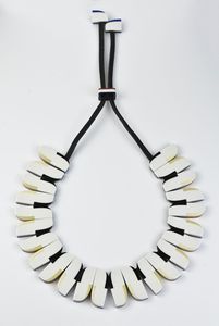 Collar de Cuerno Natural a la Moda, Elaborado por Artesanos Expertos, Perfecto para Colecciones de Joyería Ética y Marcas de Moda - Product Image 3