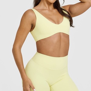 Sujetador deportivo sin costuras con cuello redondo y espalda cruzada, soporte medio, para yoga, para mujer, color beige sólido - Product Image 5