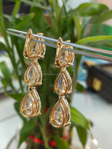 ต่างหูเพชรทรงลูกแพร์ในตัวเรือนทองคำเหลือง ผสมผสานความสง่างามและความเปล่งประกายอย่างลงตัว พร้อมประกายทองอันอบอุ่นและเสน่ห์เหนือกาลเวลา - Product Image 3