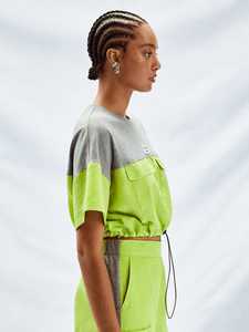 Conjunto Deportivo 2 en 1 para Mujer, Color Verde Grisáceo, Bloques de Color, Manga Corta, Cuello Redondo, Cordón Ajustable - Product Image 1