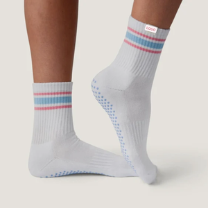 Chaussettes personnalisées avec logo, rayées blanc-rouge-bleu, antidérapantes, pour femmes, usage quotidien, coupe classique, tricotées, avec grip, pour studio de Pilates - Product Image 2