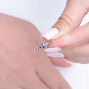 Anillo solitario de amatista púrpura, delicado anillo de boda con gema púrpura de corte ovalado, joyería de piedra de nacimiento para mujer - Product Image 2