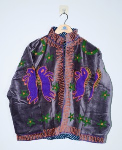 Chaqueta de Mujer Bordada en Terciopelo Transpirable Hecha a Mano, Prenda Exterior Chic de Invierno, Regalo Único para Ella - Product Image 1