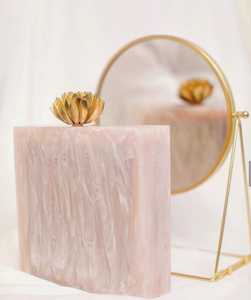 Bolso de Mano Artesanal Ecológico de Resina de Mármol Perlado con Cierre de Loto Dorado y Cadena Dorada - Product Image 1