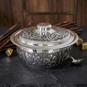 Plat de service en métal martelé argenté avec couvercle gravé – Vaisselle de luxe traditionnelle, accent décoratif festif pour la maison - Product Image 2