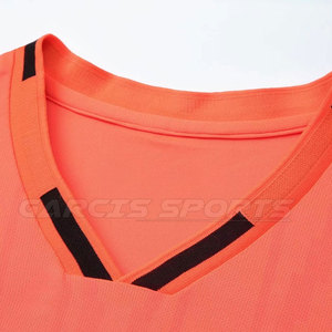 Uniforme de football en tissu doux, design unique, uniforme de football de haute qualité, uniforme de football de couleur unie - Product Image 3