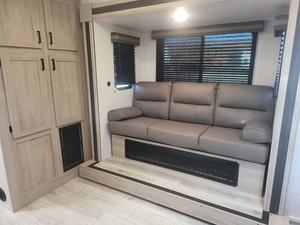 Nuevo 2025 E-a-s-t To W-e-s-t S-i-l-v-e-r L-a-k-e 1800RB - Product Image 6