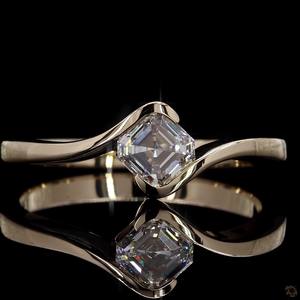 Anillo de compromiso solitario con diamante cultivado en laboratorio de corte Asscher de 0.73 quilates en oro amarillo de 14 quilates, joyería hecha a mano. - Product Image 2
