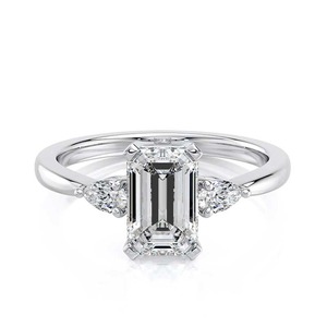 Anillo de Compromiso de Tres Piedras con Diamante Cultivado en Laboratorio de Corte Esmeralda de 1.60 Quilates, Oro Blanco de 14K, Piedra Lateral en Forma de Pera, Joyería Nupcial - Product Image 2