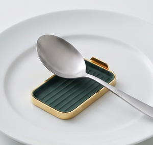 Reposacucharas de silicona verde con mango de metal dorado y bandeja con ranura para goteo, perfecto para utensilios de cocina y uso doméstico. - Product Image 4