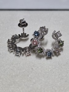 Pendientes de Oro de 10K con Diamantes Multicolores Cultivados en Laboratorio |   Pendientes Geométricos Clásicos |   Joyería de Lujo para Mujer - Product Image 3