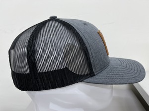 Gorra Trucker de Malla Gris Jaspeado Carbón con Parche de Cuero Grabado, de 6 Paneles, Ajustable, Unisex, Estilo Casual - Product Image 4