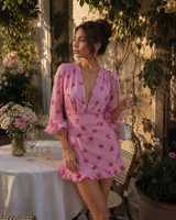 Robe courte en mousseline rose à imprimé floral, col en V, manches volantées, coupe ample, style décontracté et respirant pour l'été