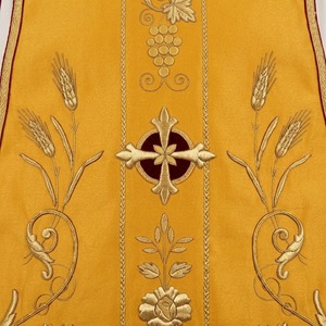 Vêtement liturgique artisanal haut de gamme, conçu avec du tissu doré et orné d'une broderie florale complexe. - Product Image 4