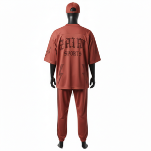 Ensemble 2 pièces pour homme en maille polyester premium, tissu sport respirant, panneau latéral couleur rouille, logo thermocollé. - Product Image 2