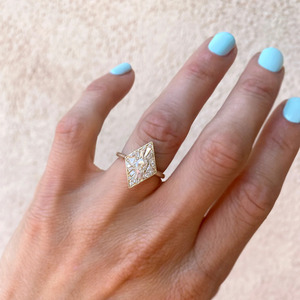 Anillo de Diamantes Cultivados en Laboratorio con Forma de Cometa en Oro Amarillo de 14K, Estilo Art Deco - Product Image 4
